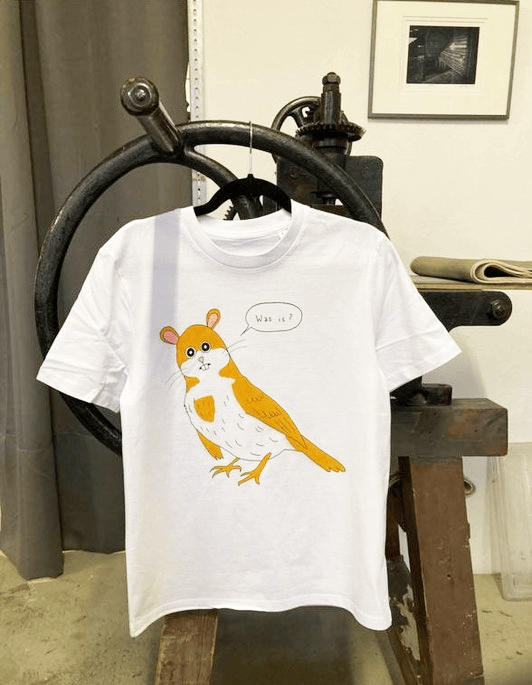 Hatz-Shirt: "Was is" von Stefanie Sargnagel